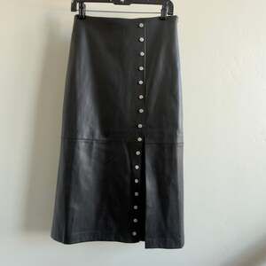 Evereve Jo Studded Faux Leather Midi Skirt in Black, Women's Size 27.